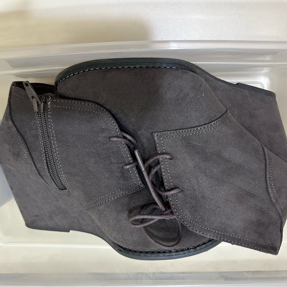 Universal Thread size 8 wedge ankle boots